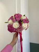 Свадебный букет из лизиантуса, кустовых пионовидных и одноголовых роз