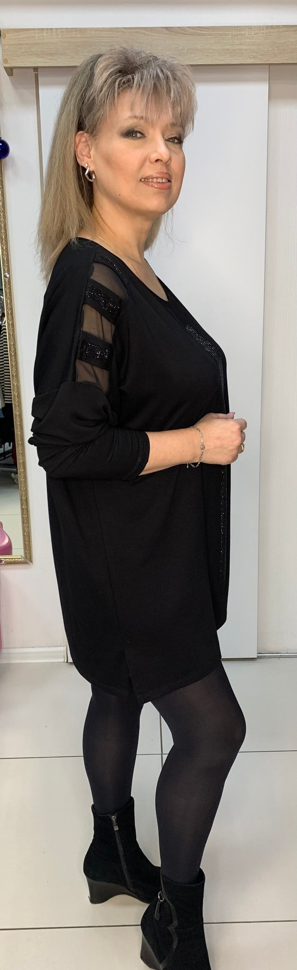 Черная туника с сетчатыми вставками и стразовыми перепонками