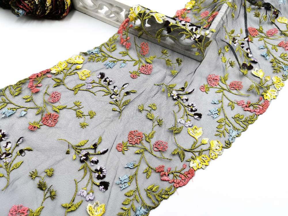 Вышивка на сетке, 24 см,  полевые цветы на черном фоне (Артикул: VS-2027), м