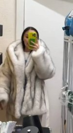 Женская шуба с кожаным ремнем