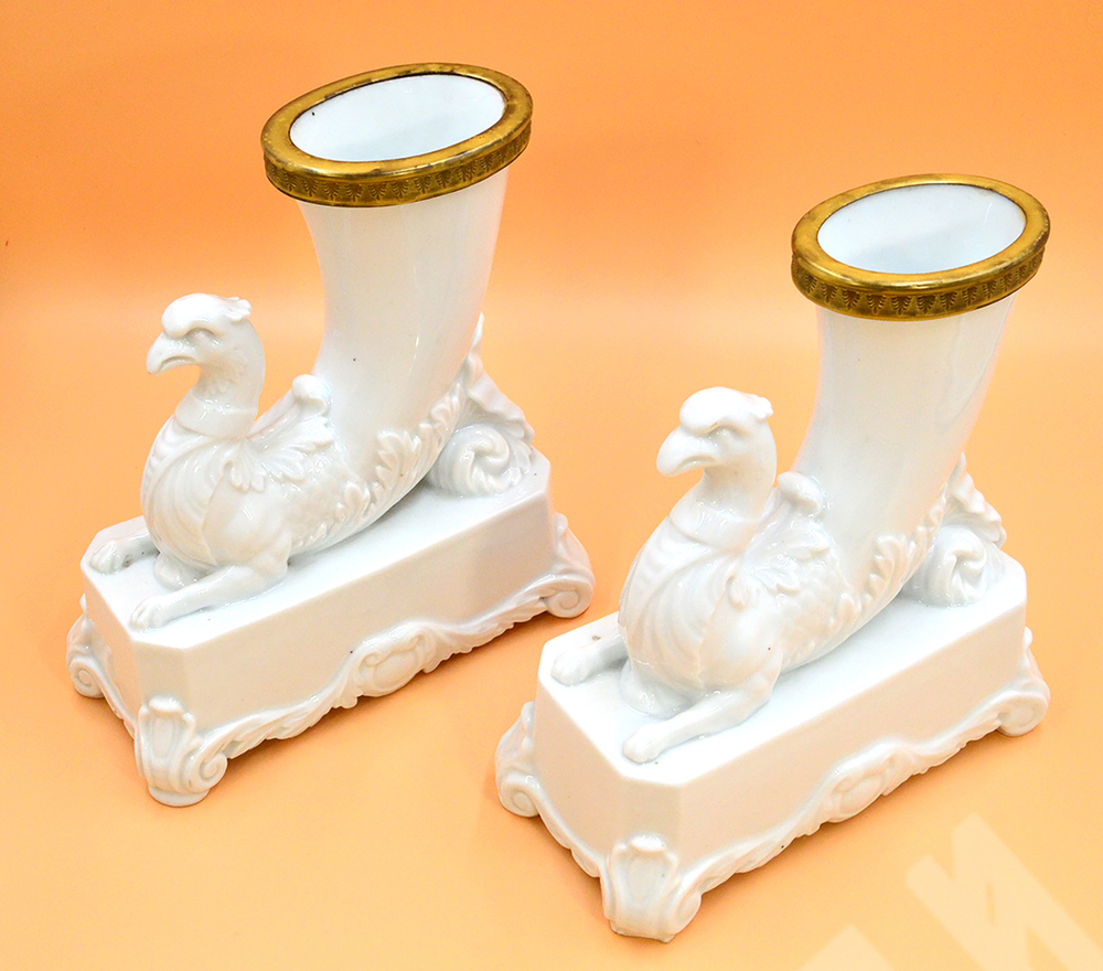 Пара фарфоровых ваз в форме ритона на постаменте. Фарфор, бронза. Франция. XIX в.