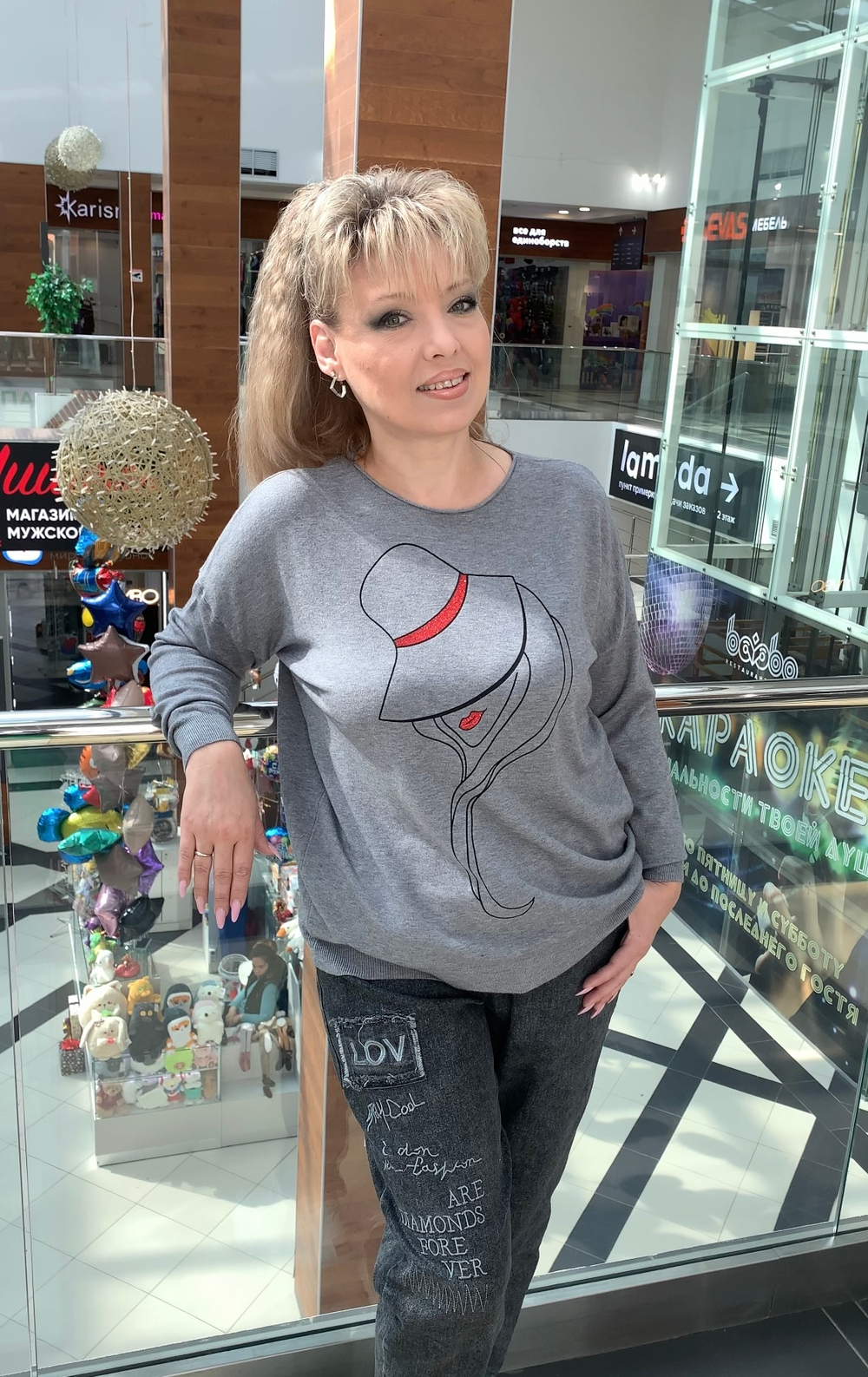 Тонкий джемпер с изображением модницы в шляпке