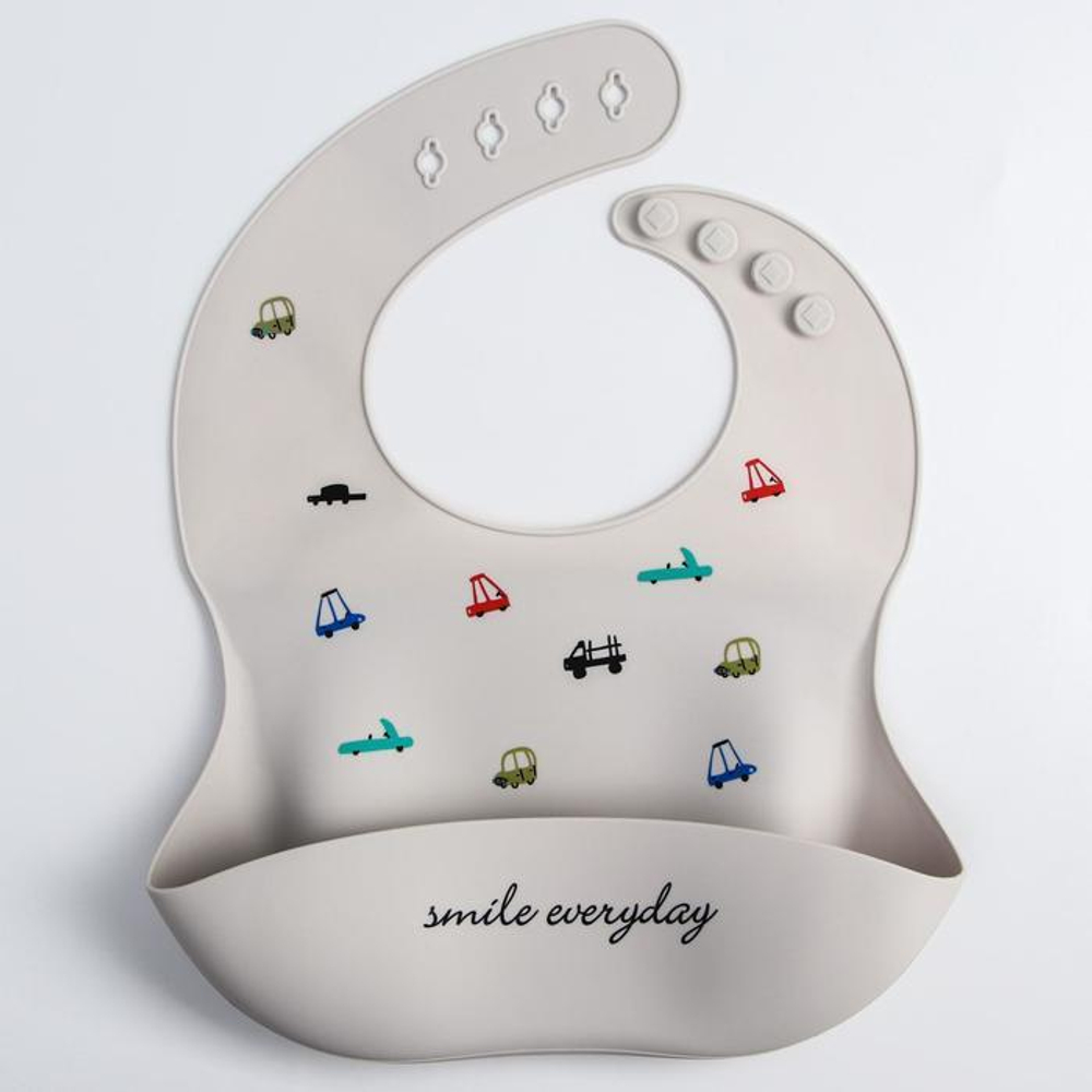 5385574 Нагрудник силиконовый, на кнопках, с карманом «Машинки», цвет серый