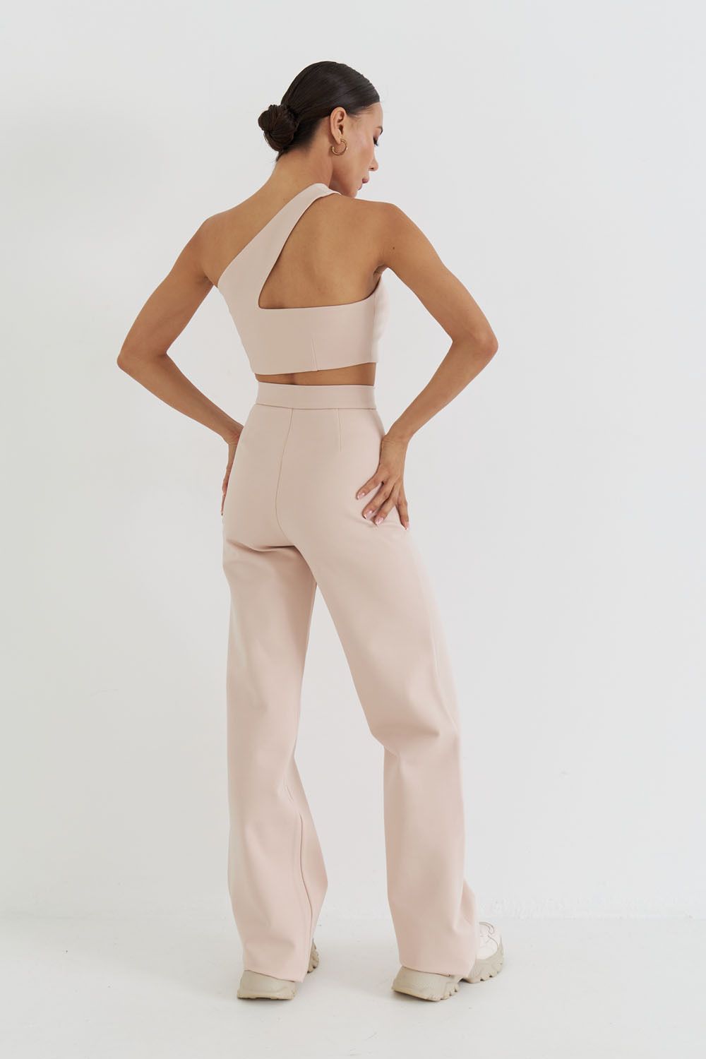 Асимметричный топ из джерси бежевого цвета