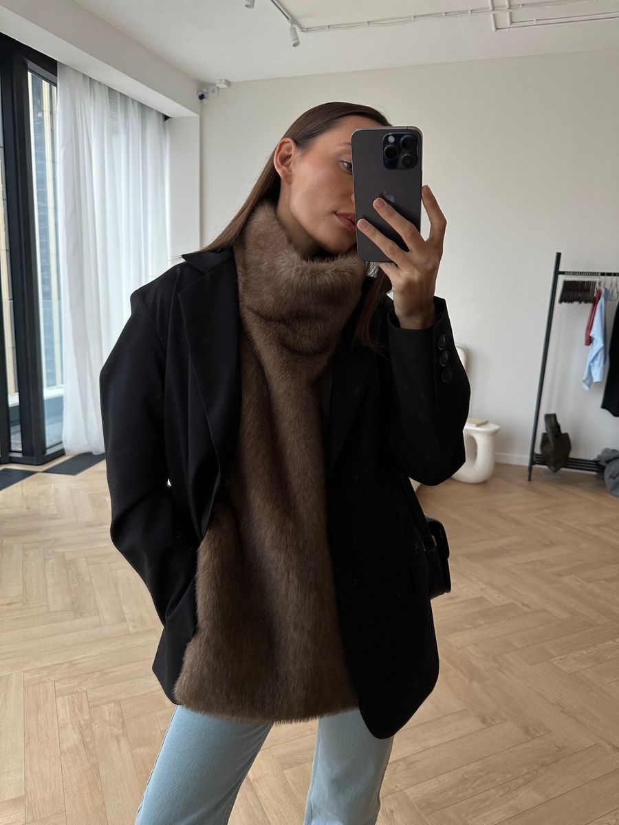 Манишка из эко-меха удлиненная светло-коричневая