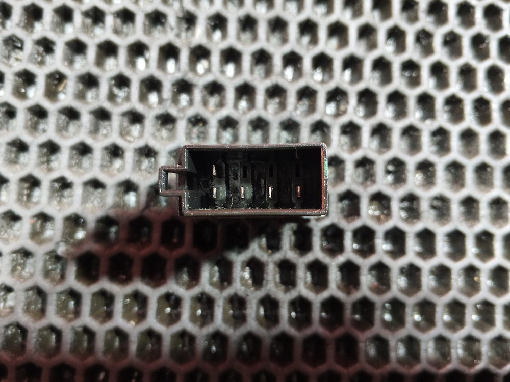 Кнопка регулировки света фар