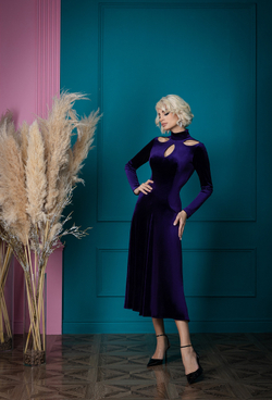 Бархатное платье с фигурными вырезами. 08-02-24 FW