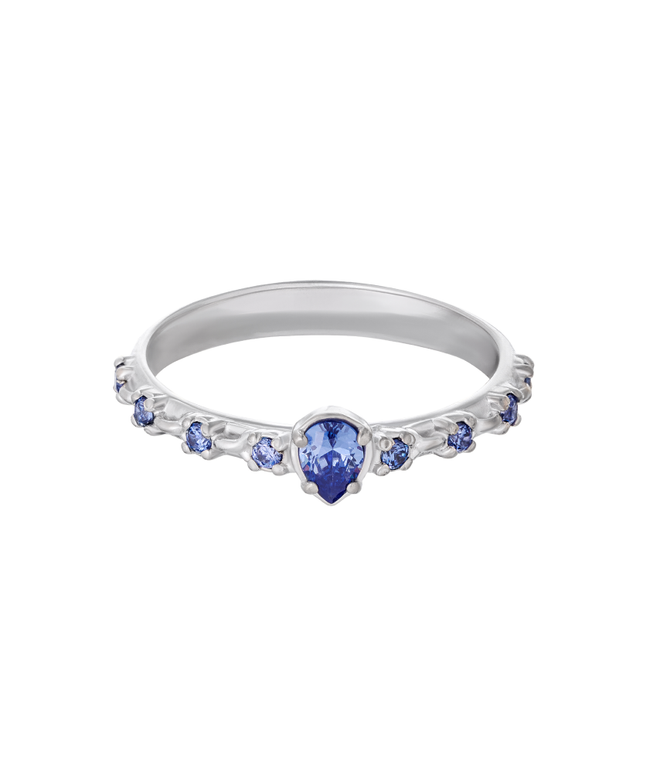 Кольцо из серебра со вставками из фианитов цвета танзанит