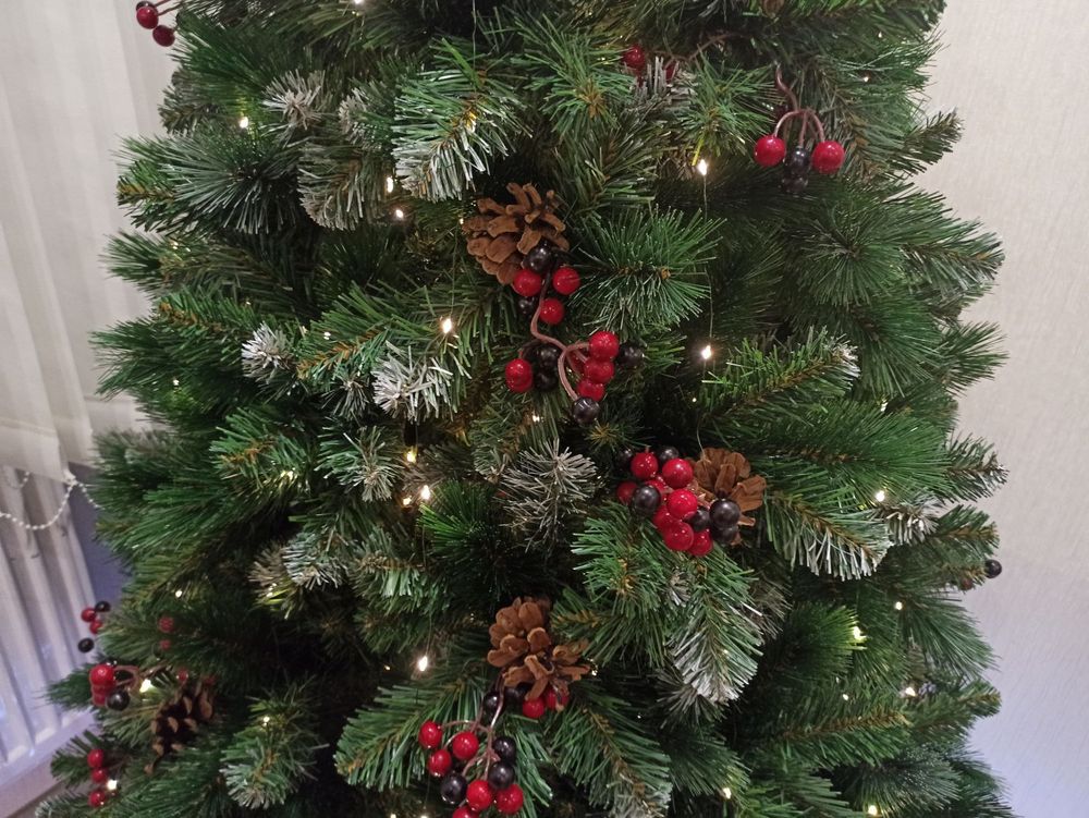 Заснеженная елка с шишками и ягодами «Очарование» (Леска+пвх) 210 см / 2.1 м