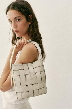 ZARA ПЛЕТЕНАЯ СУМКА С ПЛЕЧЕВЫМ РЕМНЕМ, ЭКРЮ