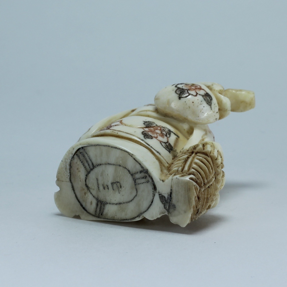 Эксклюзивная нэцкэ Монах с кузовком и корзиной рыбы