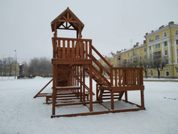 Зимняя деревянная заливная горка Теремок (скат 12 м)