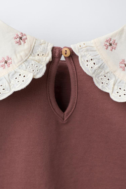 ZARA ФУТБОЛКА С ВЫШИВКОЙ И ОТЛОЖНЫМ ВОРОТНИКОМ, КОРИЧНЕВЫЙ