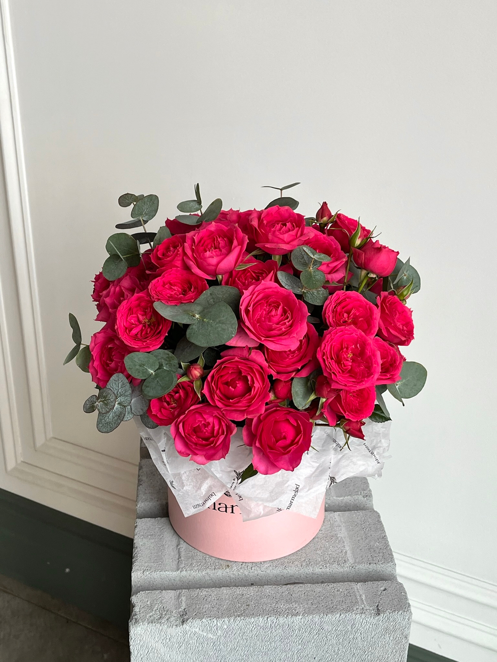 Цветочная коробка из розовых кустовых роз и эвкалипта размер S