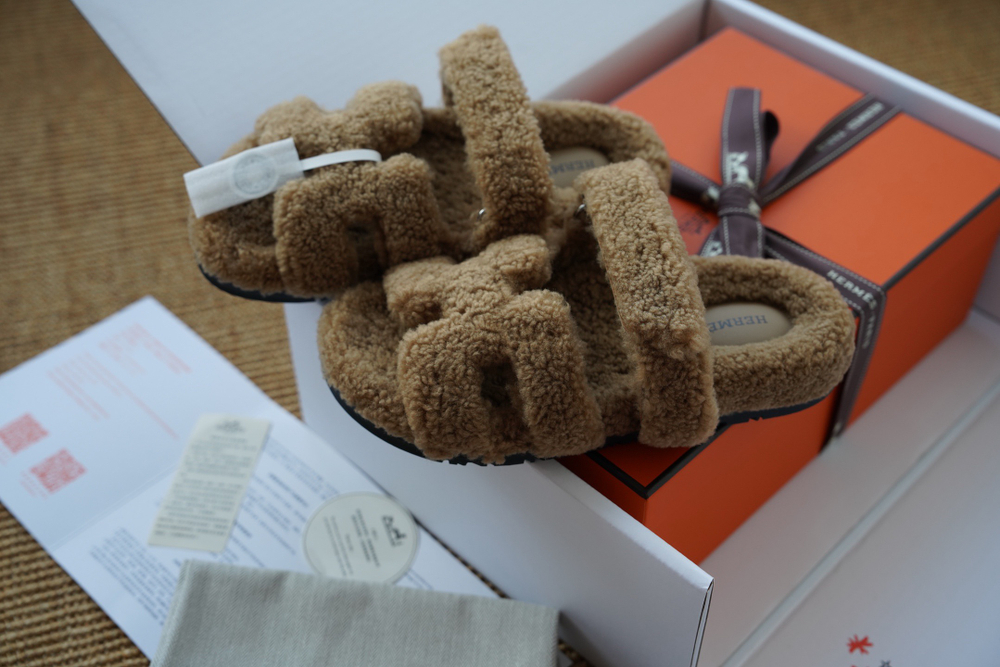 Сандалии из натуральной кожи и меха ягненка