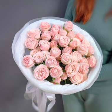 Букет из 7 кустовых пионовидных роз "Bombastic"