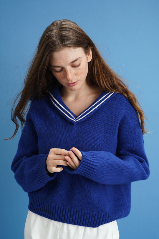 Пуловер с воротником-морячкой из мериноса синего цвета
