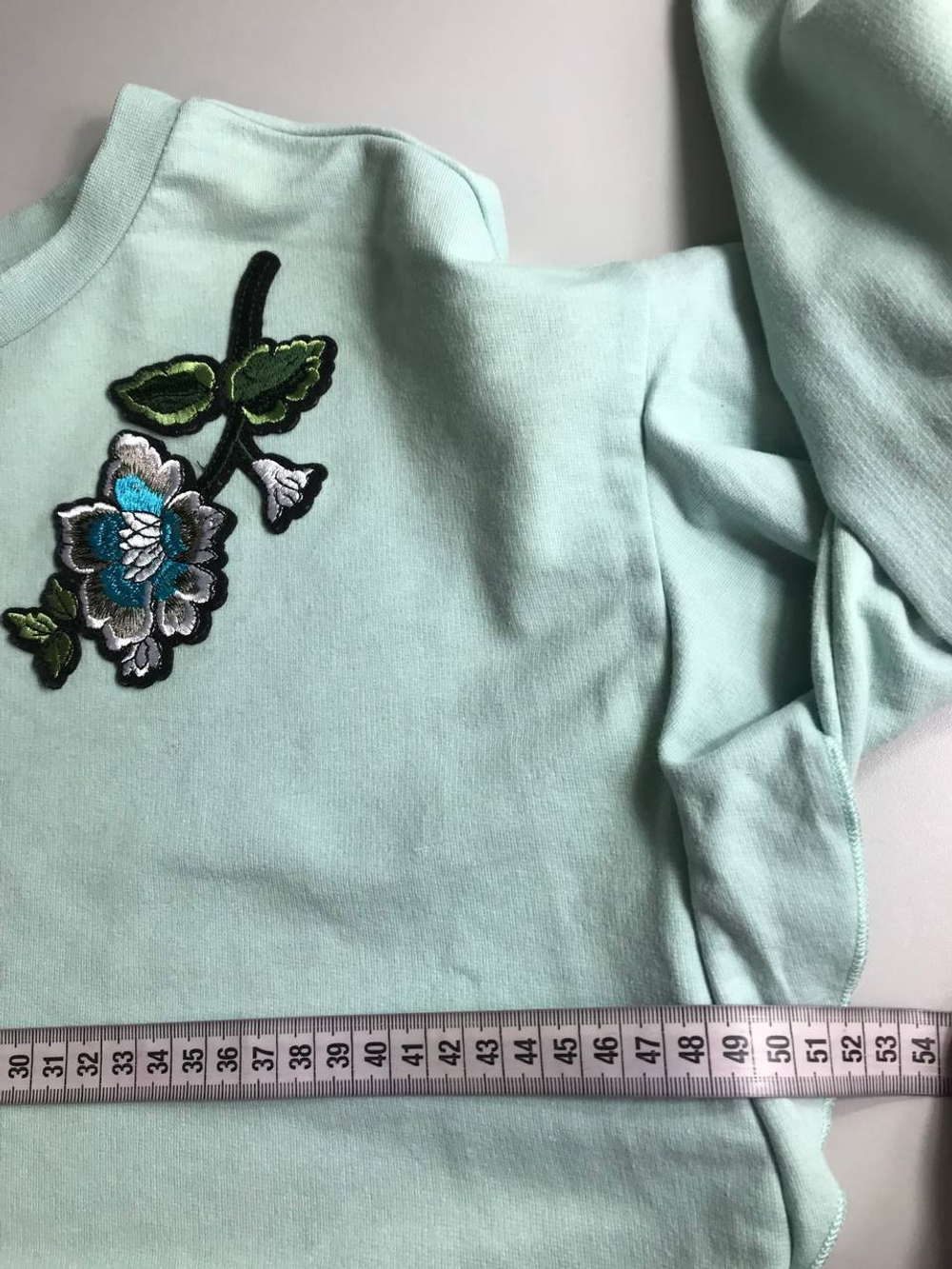 Толстовка Ostin с красивой вышивкой, маркировка S, визуально на 44 размер