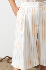 31034 Шорты женские (молочный полоска)