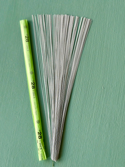 Проволока длинная японская формат U в зеленой упаковке № 28 Белая, длина 72 см согнута пополам, 100 штук.