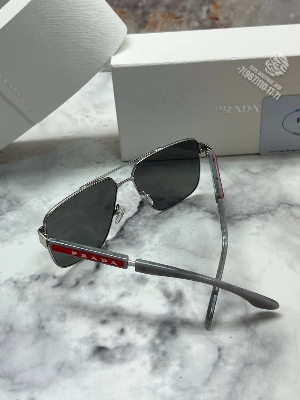 Солнечные очки Prada