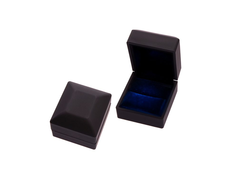 Футляр с подсветкой под кольцо (черный, пластик)