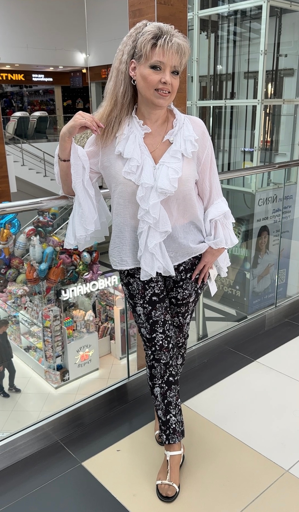 Белая рубашка-марлевка с красивыми рукавами и жабо