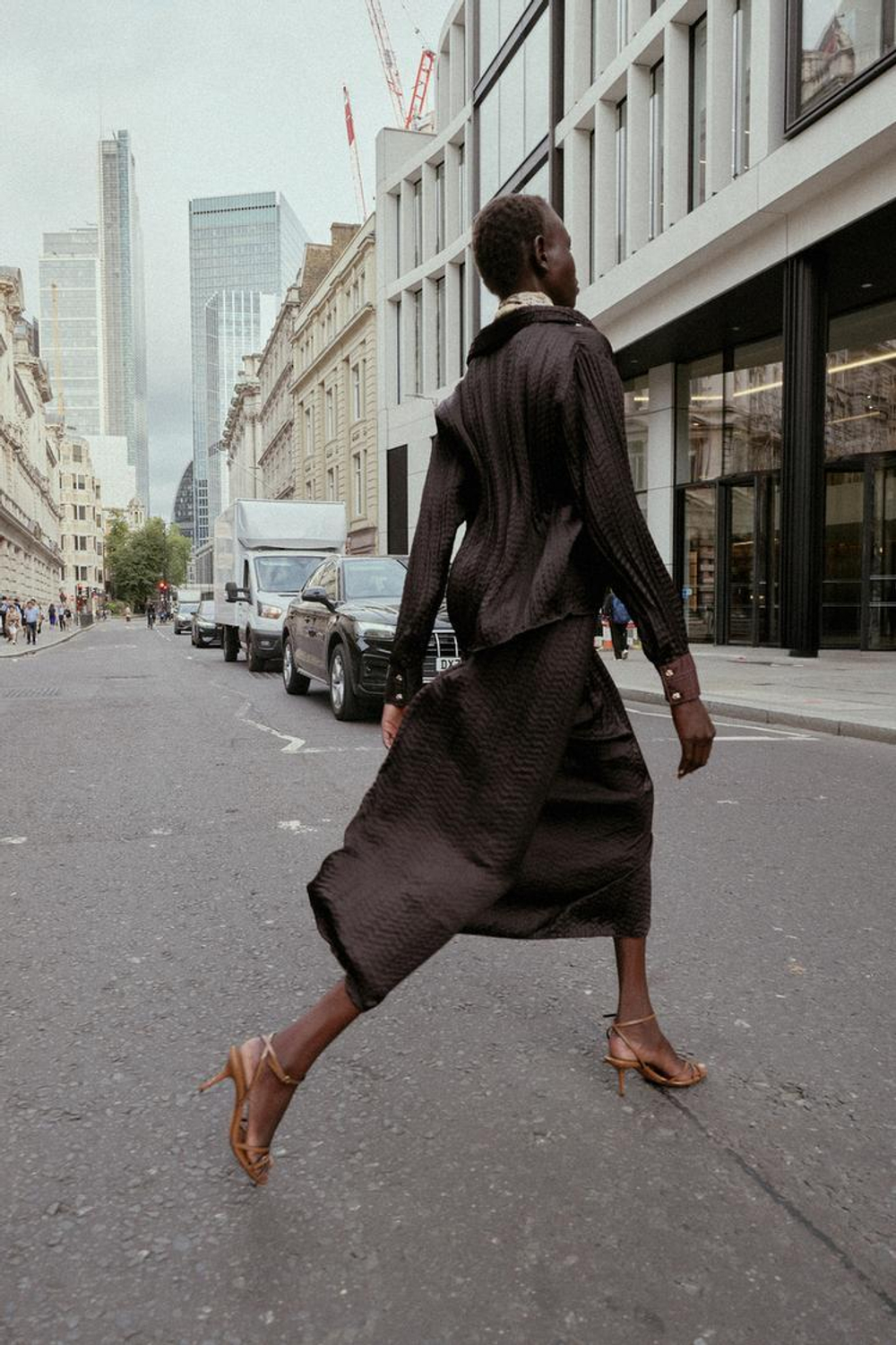 ZARA АТЛАСНАЯ РУБАШКА ОВЕРСАЙЗ С ЖАТЫМ ЭФФЕКТОМ, КОРИЧНЕВЫЙ