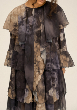 Платье с рюшами в акцентной ткани