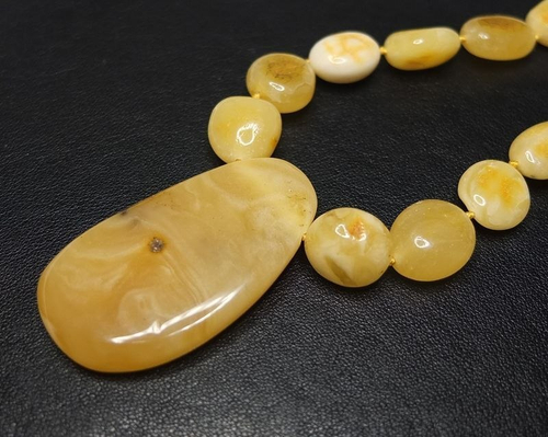 Колье с кулоном из натурального пейзажного янтаря (6501)