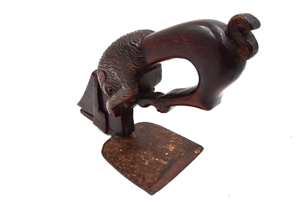 Ручное тесло с рукоятью в форме льва. Испания, Нач. XX в.