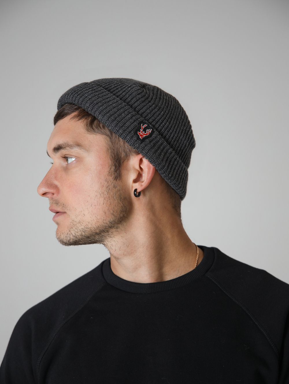 Шапка короткая серая Город Горький олень красный