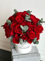 Цветочная коробка из красных кустовых роз и эвкалипта размер S
