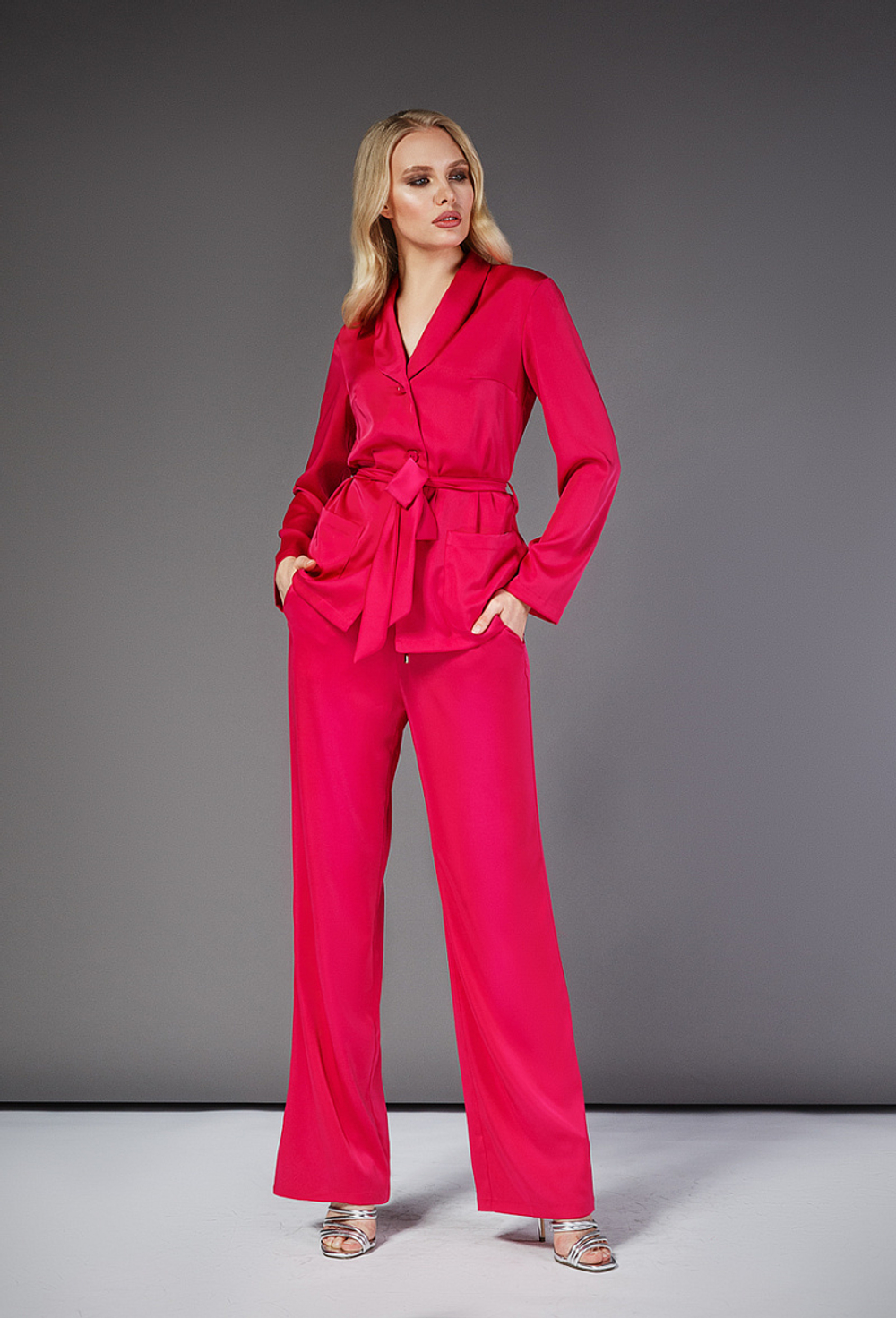 Брючный костюм из шелка малиновый 08-19SS