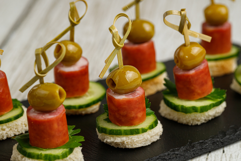 Канапе с охотничтими колбасками свежим огурцом и оливкой