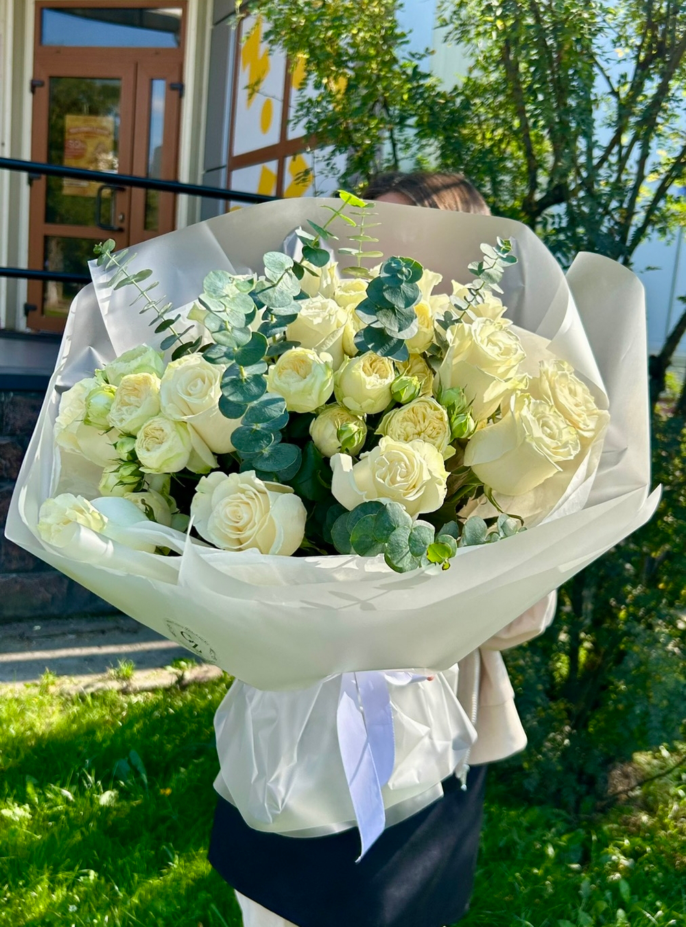 Букет из роз Мондиаль и кустовых роз