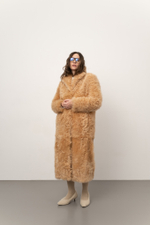 Длинная бежевая шуба