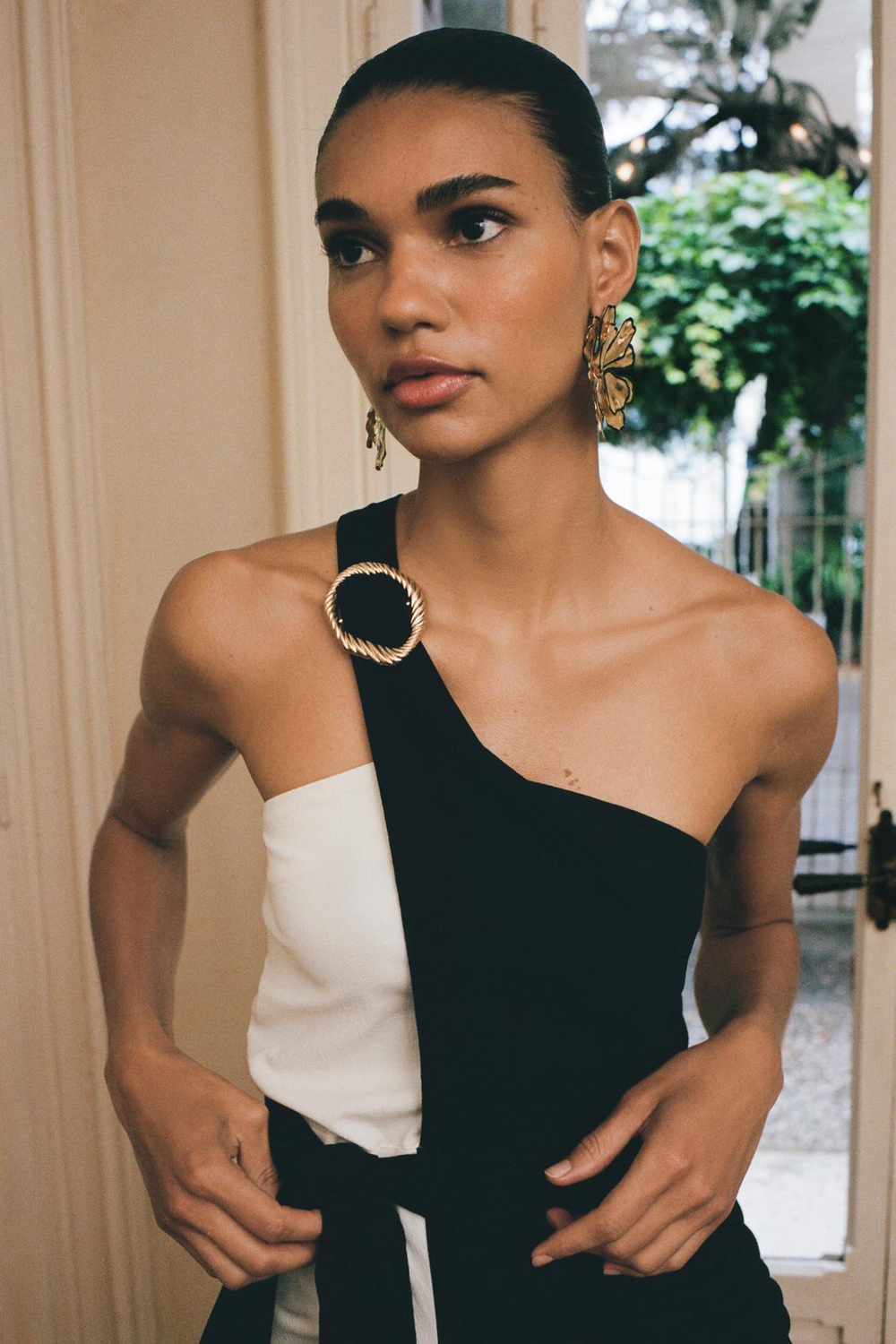 ZARA КОМБИНИРОВАННОЕ ПЛАТЬЕ МИДИ С УЗЛОМ, БЕЛЫЙ/ЧЕРНЫЙ