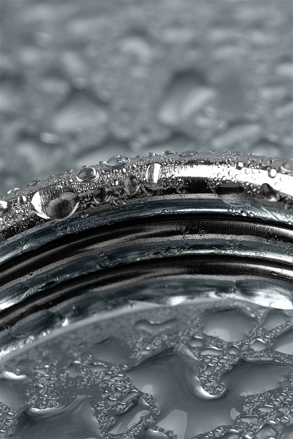 Металлическое кольцо на пенис