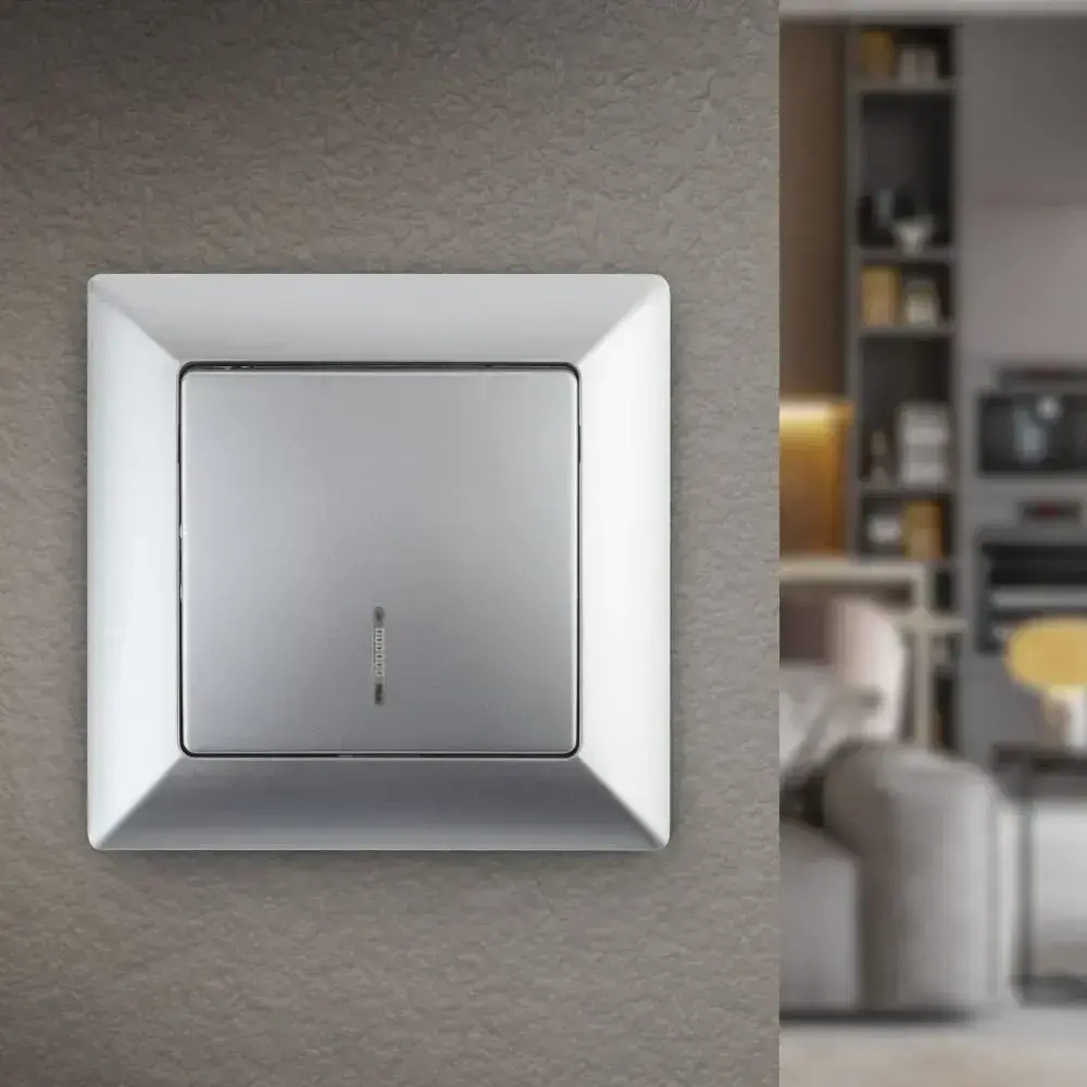 Выключатель Intro Solo 4-102-03 одноклавишный с подсветкой 10А-250В IP20 СУ алюминий