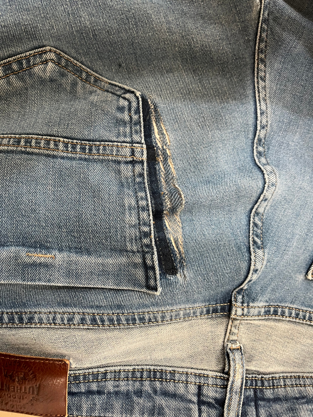 Ремонт порыва джинс