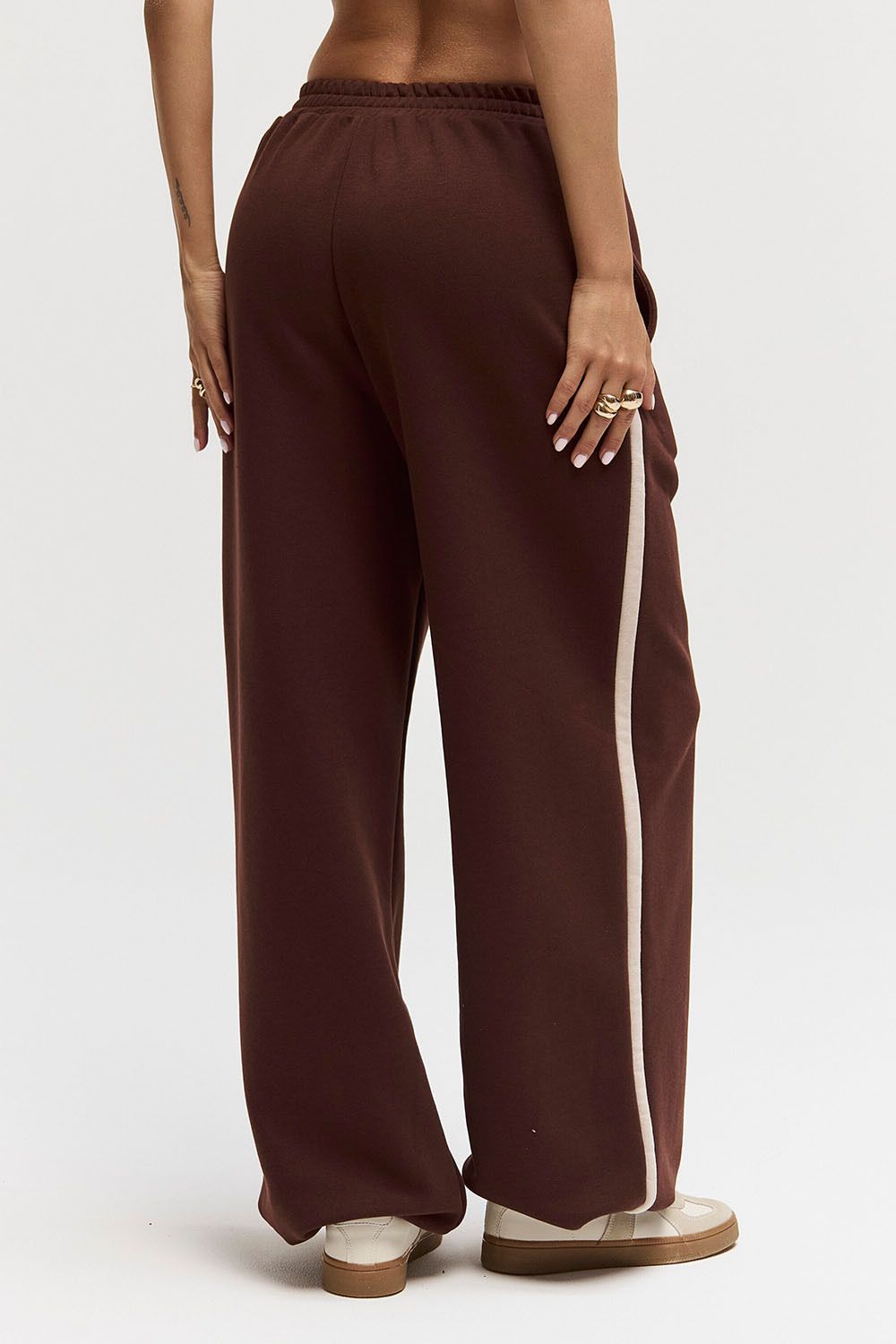 Широкие джоггеры без начеса с лампасом шоколадного цвета