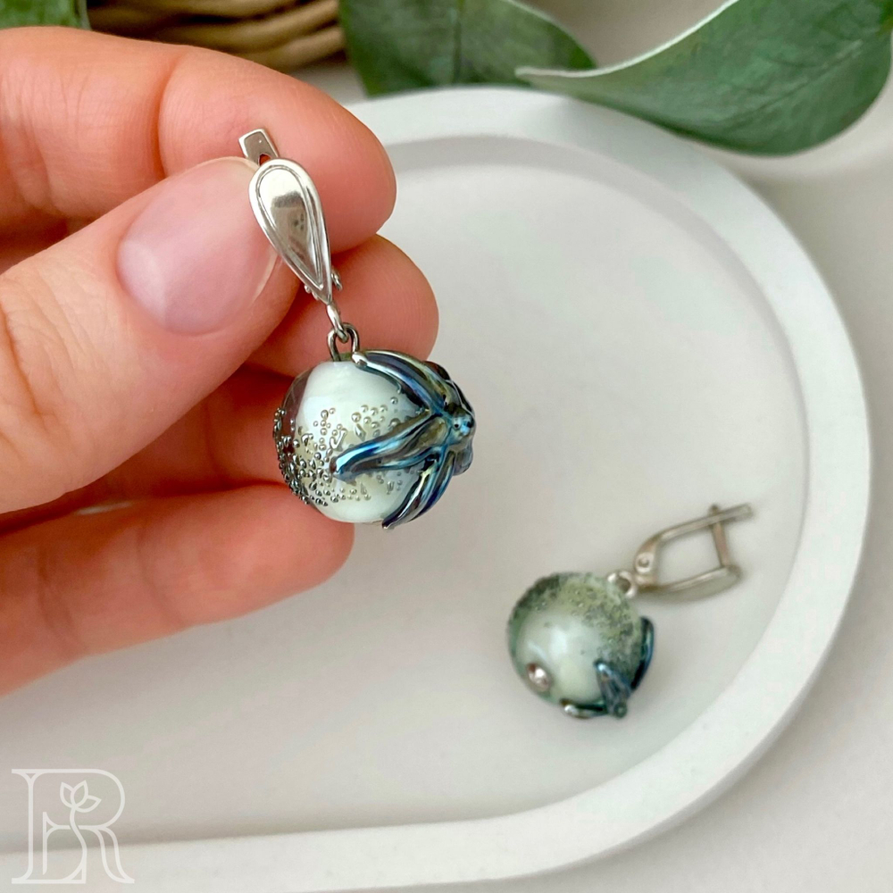 LEFIREL' Серьги серебряные женские "Мальдивы" с бусинами из муранского стекла / ювелирные украшения из родированного серебра 925