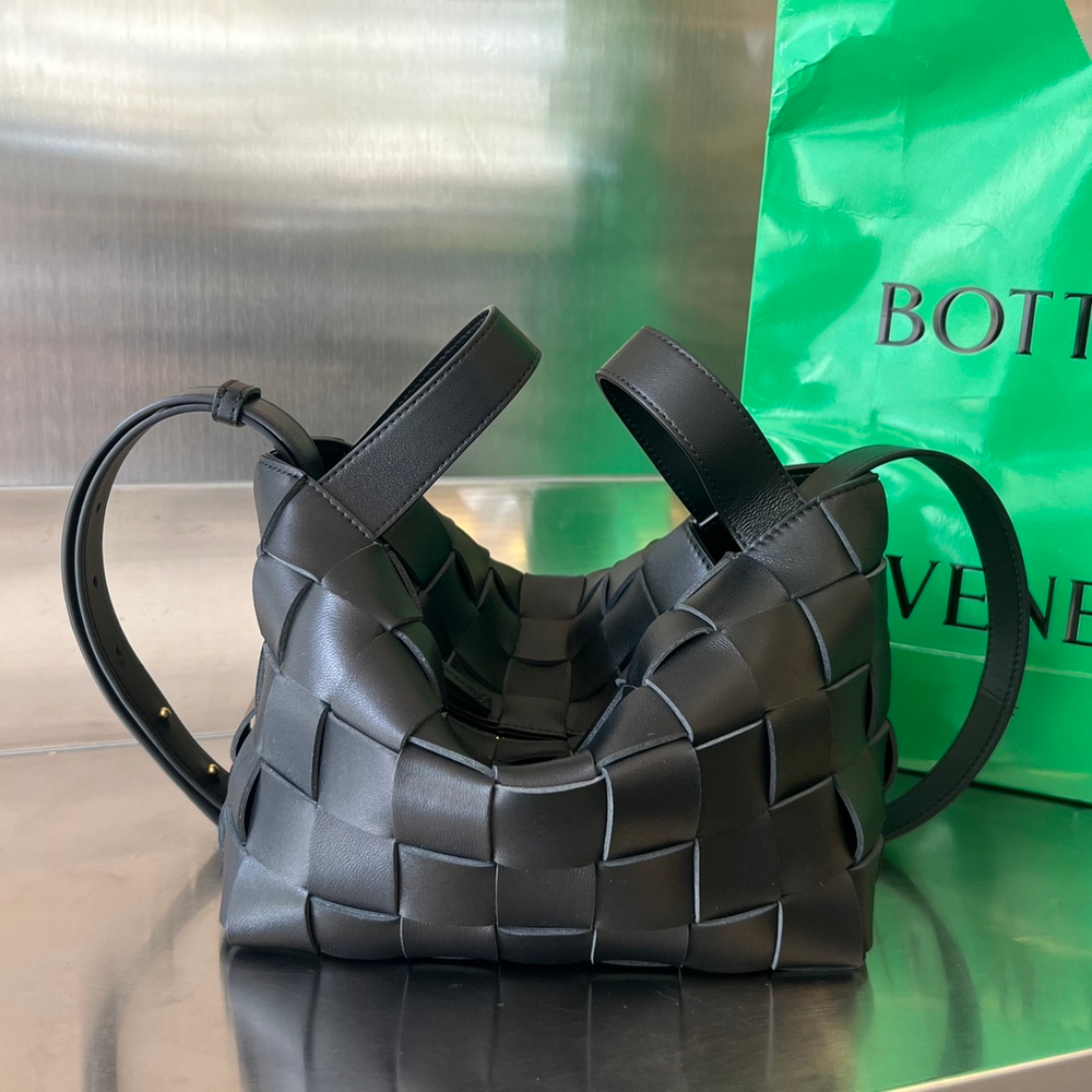 Bottega Veneta Small Bowling Cassette 22 cm