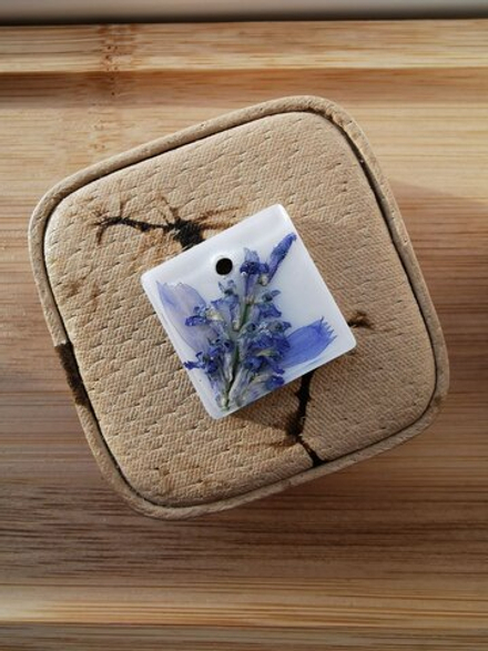 Белая подвеска с фиолетовым цветком