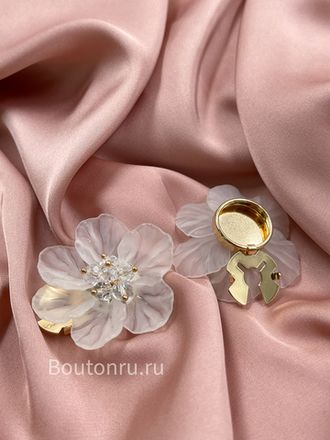 Накладка на пуговицу золотистая в форме цветка с полупрозрачными лепестками