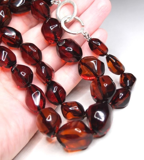 Бусы из янтаря чудесного вишнёвого оттенка