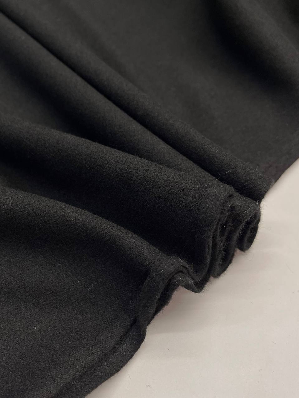 Шерсть костюмно-плательная Loro Piana черная