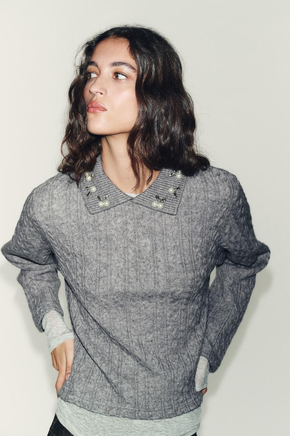 ZARA СВИТЕР С УЗОРОМ «КОСЫ» И СТРАЗАМИ НА ВОРОТНИКЕ, СЕРЫЙ МЕЛАНЖ