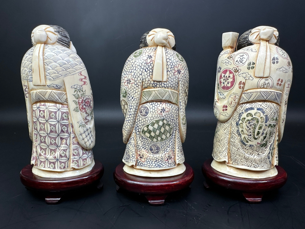 Скульптурная группа из кости — Мастера Улыбок